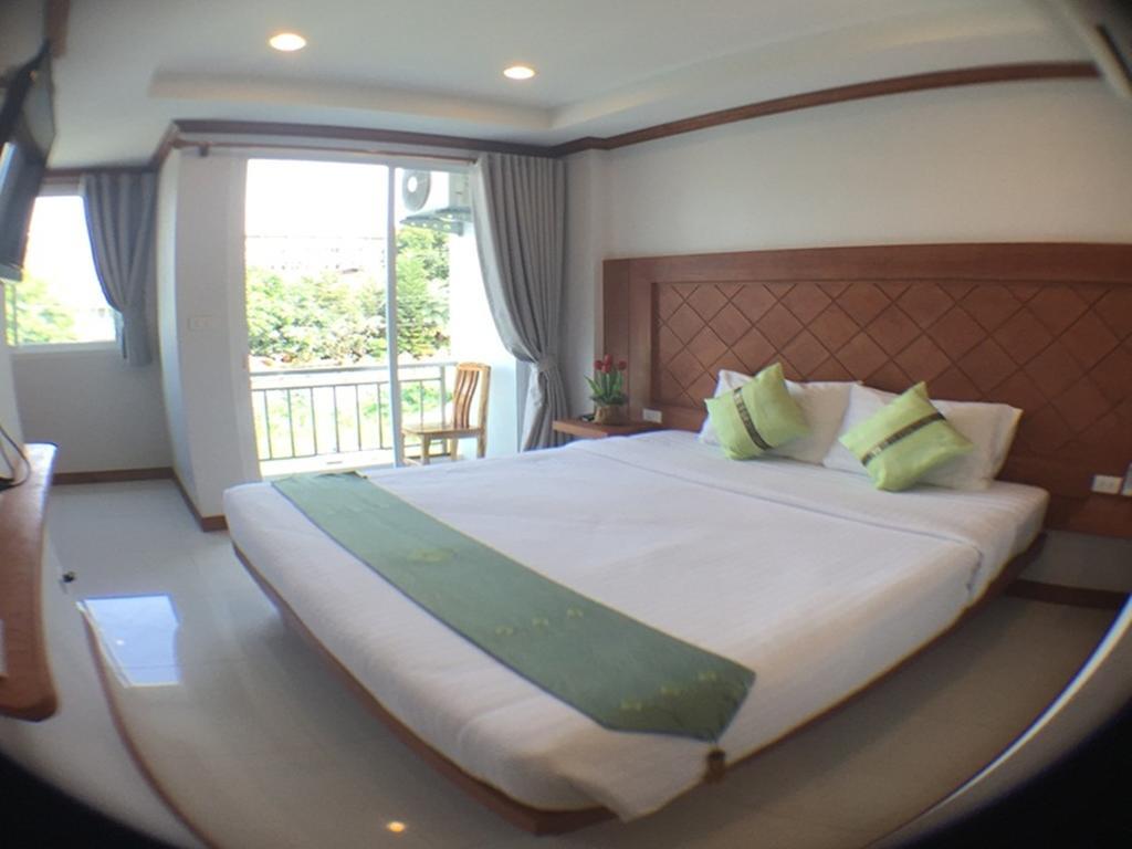 Thira Khách sạn 3*