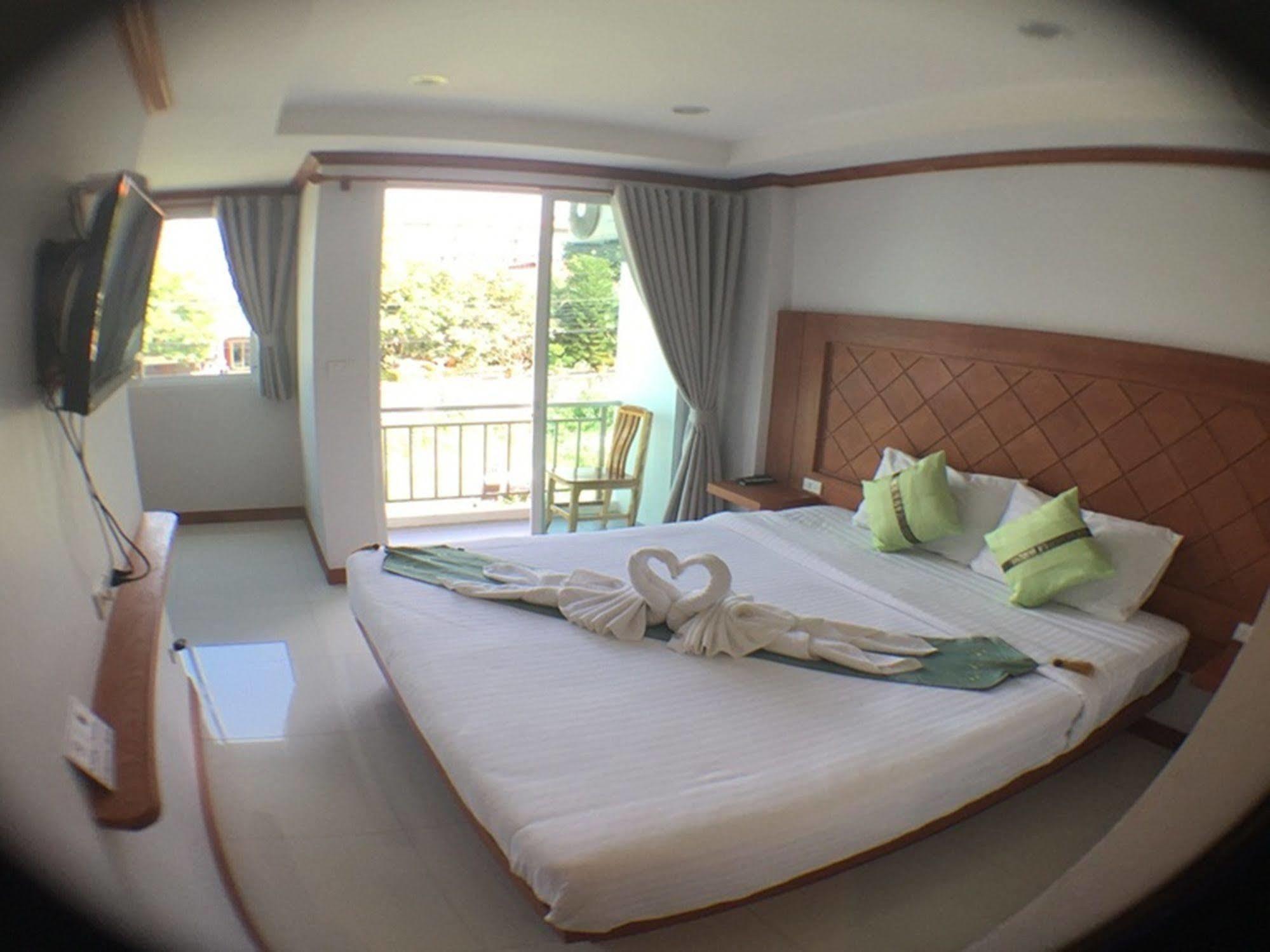 Khách sạn Thira 3*