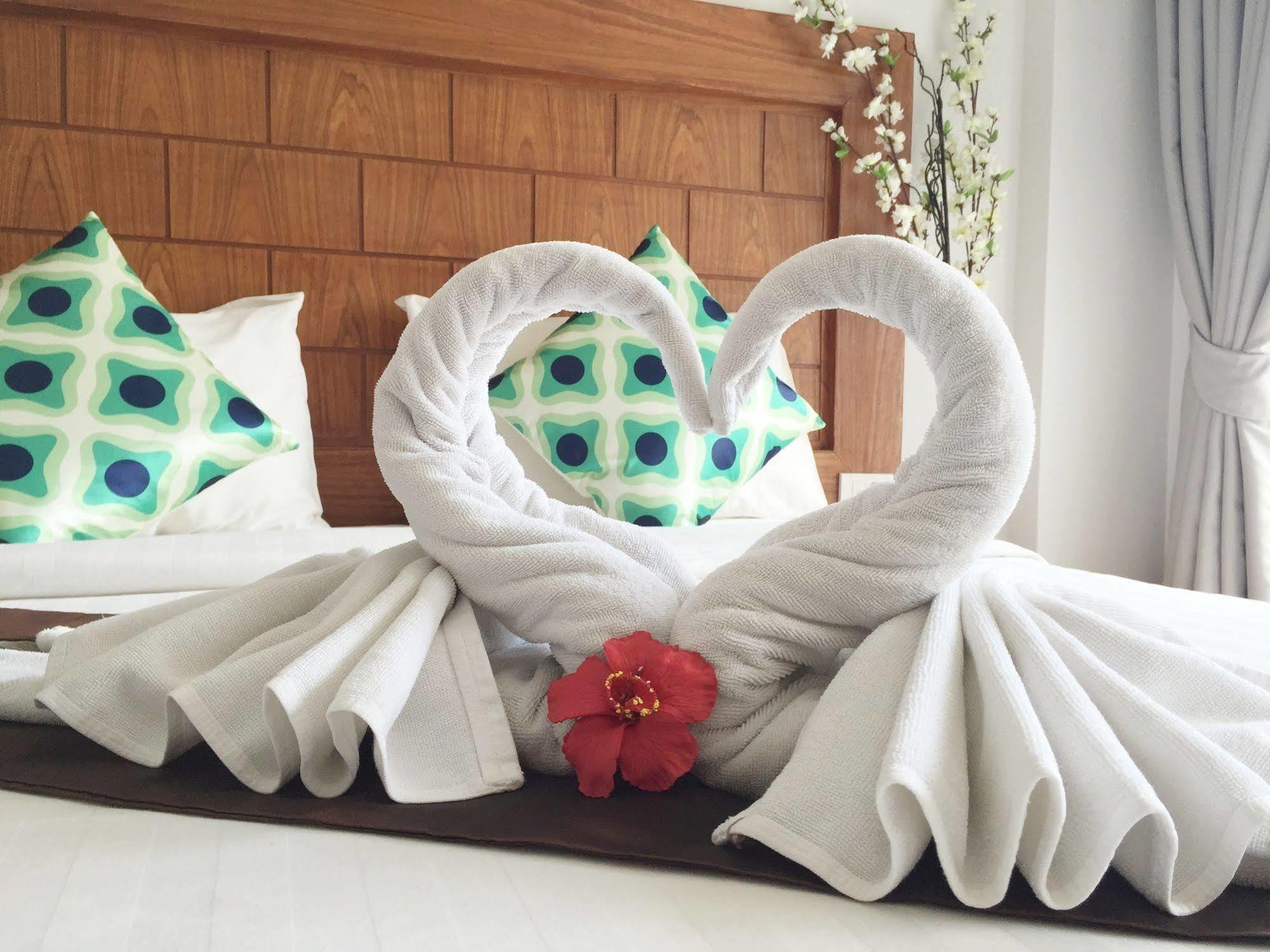 Thira Khách sạn 3*