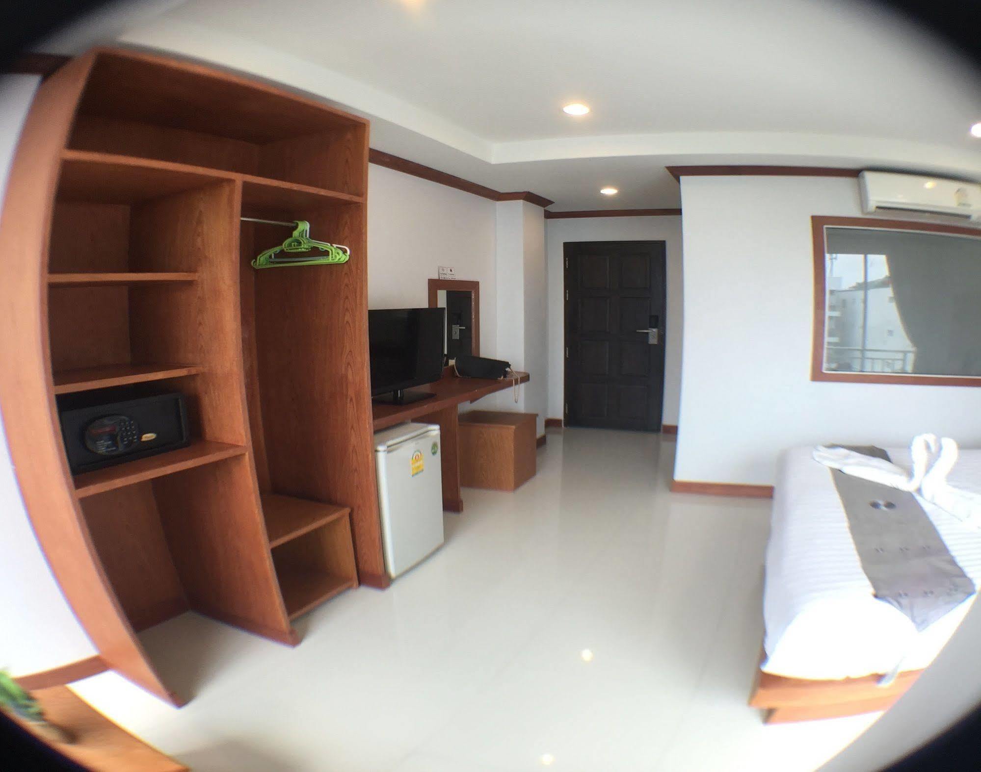 Thira Khách sạn 3*